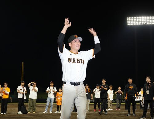 巨人対広島　観客に手を振りながら引き揚げる巨人坂本勇人(撮影･増田悦実)