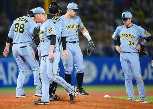 ヤクルト対阪神　8回裏ヤクルト1死満塁、降板する桐敷拓馬(手前)(撮影･垰建太)