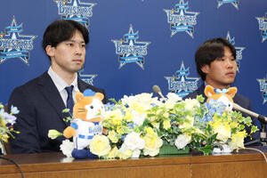 ソフトバンクからトレードでDeNAに入団し、会見を行う尾形崇斗(左)と井上朋也(撮影･宮地輝)