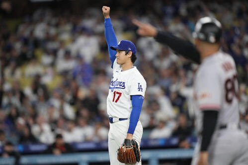 ジャイアンツ戦の7回、併殺が決まり右手を突き上げるドジャース大谷(AP)