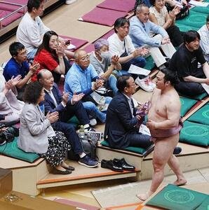 大相撲夏場所5日目　初日から5連勝を飾り花道を引き揚げる炎鵬(撮影･小沢裕)