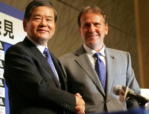 06年、W杯メンバー発表後、ガッチリと握手を交わすジーコ監督(右)と川淵三郎キャプテン