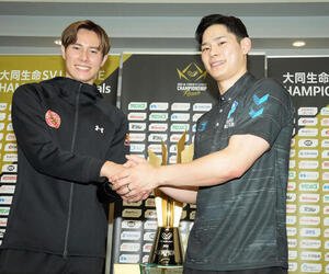 プレーオフ決勝を前に会見に臨んだサントリー高橋藍(左)と大阪B西田有志はガッチリ握手(撮影･たえ見朱実)