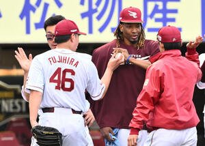 楽天対オリックス　試合後、勝利投手の楽天ホセ･ウレーニャ(中右)は藤平尚真からウイニングボールを受け取る(撮影･滝沢徹郎)　