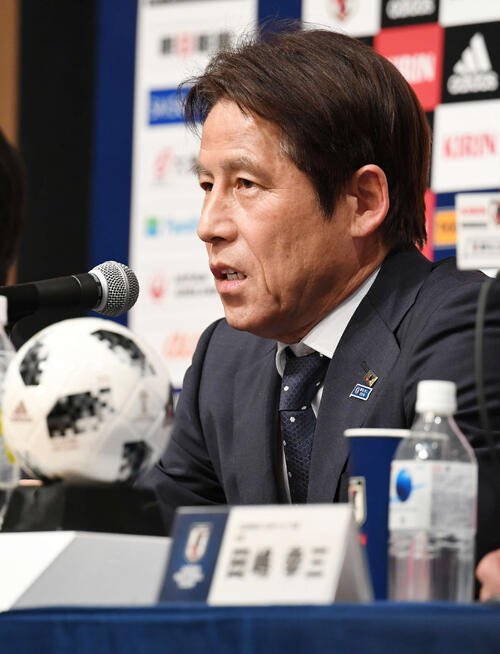 W杯ロシア大会の日本代表発表会見で西野監督は質問に答える(2018年5月撮影)