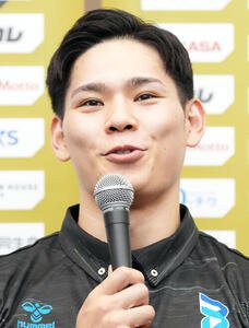 会見で笑顔を見せる大阪Bの西田有志(撮影･たえ見朱実)