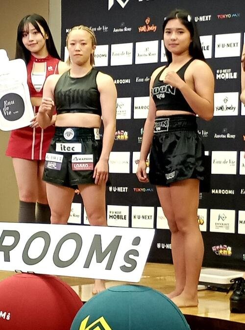 肘ありのREDルールで対戦する小林愛理奈(左)とプードゥアン