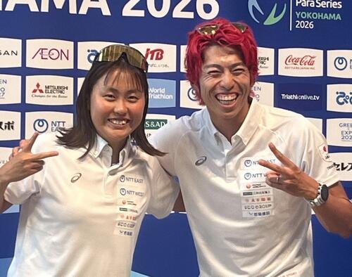 トライアスロン世界シリーズ横浜大会の記者会見に出席したエリート女子の林愛望(左)と同男子の北條巧