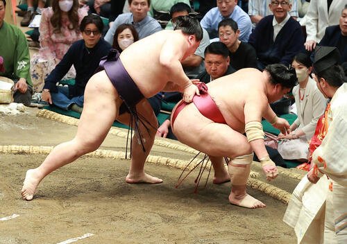 大栄翔(右)を送り出しで破る義ノ富士(撮影･中島郁夫)
