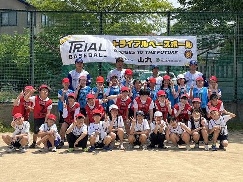 小松市立向本折小で授業を行った阪神秋山BA(後列左から2番目)(撮影･村松万里子)
