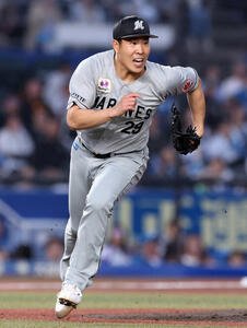 ロッテ対日本ハム　2回表日本ハム無死一塁、水野達稀の打球で一塁にダッシュする西野勇士(撮影･浅見桂子)