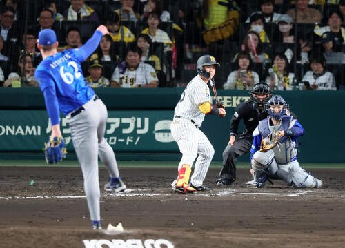 8日、7回裏阪神無死、打席の代打嶋村麟士朗がボールを見送った後、外野中堅付近にジェット風船が飛び込んで試合は中断となった