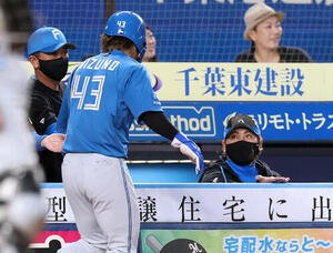 ロッテ対日本ハム　2回表日本ハム2死二塁、進藤勇也の適時打で生還した水野達稀(手前)を迎える新庄剛志監督(撮影･浅見桂子)