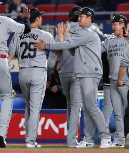 ロッテ対日本ハム　今季初勝利のロッテ西野勇士(左)を迎えるサブロー監督(撮影･浅見桂子)