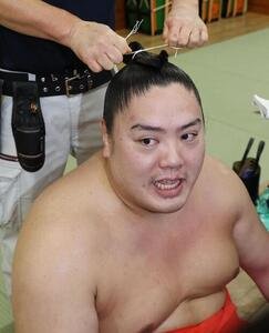大相撲夏場所5日目　支度部屋で取材に応える一山本
