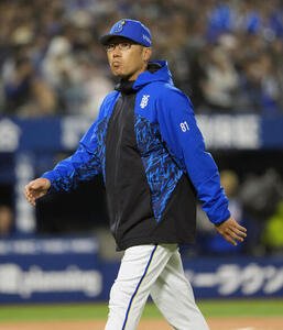 DeNA対中日　7回表中日2死、選手交代を告げベンチに戻るDeNA相川亮二監督(撮影･小島史椰)