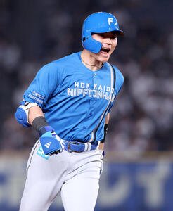 ロッテ対日本ハム　9回表日本ハム無死、清宮幸太郎はソロ本塁打を放ち雄たけびを上げて三塁を回る(撮影･浅見桂子)