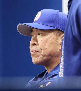 DeNA対中日　戦況を見つめる中日井上一樹監督(撮影･宮地輝)