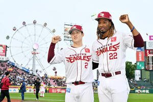 楽天対オリックス　ヒーローインタビューを終えポーズを決める楽天太田光(左)とホセ･ウレーニャ(撮影･滝沢徹郎)　
