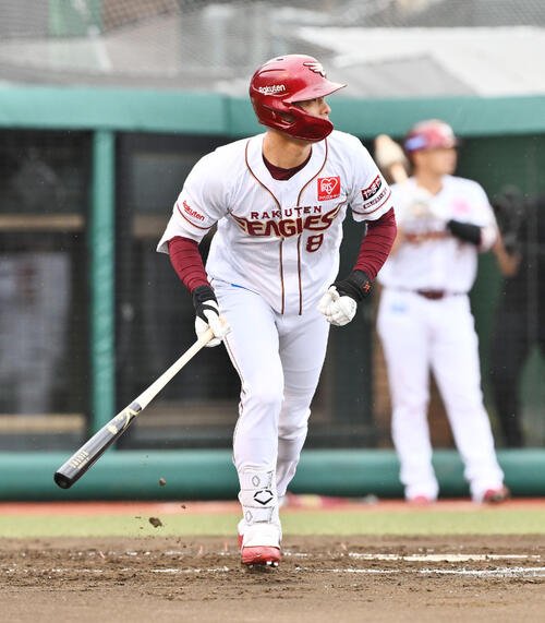 楽天対オリックス　1回裏楽天無死一、三塁、辰己涼介は先制の犠飛を放つ(撮影･滝沢徹郎)　