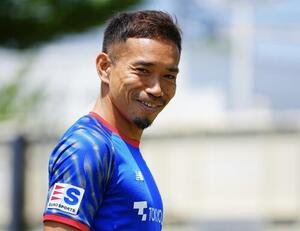 練習を終え笑顔を見せながら引き揚げる長友佑都(撮影･垰建太)