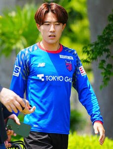 J1東京練習　練習を終え記者の質問を受けながら引き揚げる東京佐藤龍之介(撮影･垰建太)