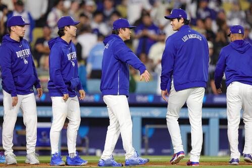 ジャイアンツを破り喜ぶドジャース大谷、山本ら(AP)