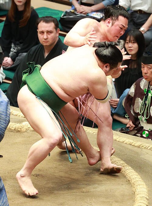 炎鵬(上)を押し倒しで破る東白龍(撮影･中島郁夫)