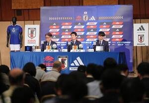 W杯北中米大会日本代表メンバー発表会見に臨む森保一監督(中央)。左は山本昌邦技術委員長兼ナショナルチームダイレクター、右は宮本恒靖会長(撮影･足立雅史)