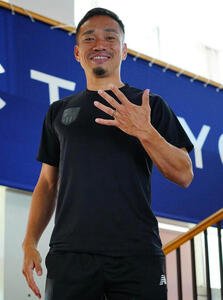 W杯北中米大会の日本代表に選ばれた東京長友佑都は｢5｣のポーズで写真に納まる(撮影･垰建太)