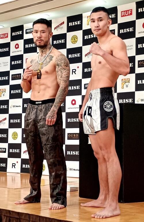 対戦する中村寛(左)とガイパー