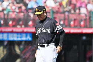 楽天対ソフトバンク　交代を告げベンチに戻るソフトバンク小久保裕紀監督(撮影･滝沢徹郎)
