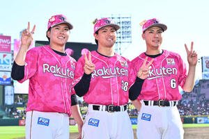 楽天対ソフトバンク　ヒーローインタビューを終え記念撮影する、左から楽天早川隆久、佐藤直樹、村林一輝(撮影･滝沢徹郎)　