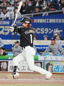ロッテ対ソフトバンク　9回裏ロッテ2死二、三塁、藤原はサヨナラの2点右適時二塁打を放つ(撮影･小沢裕)
