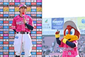 楽天対ソフトバンク　ヒーローインタビューを受ける楽天佐藤直樹(撮影･滝沢徹郎)
