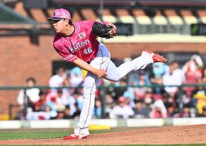 楽天対ソフトバンク　9回表途中から楽天3番手で登板し試合を締めた藤平尚真(撮影･滝沢徹郎)