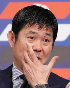W杯北中米大会日本代表メンバー発表会見で涙ぐむ森保一監督(撮影･足立雅史)