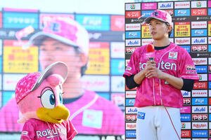 楽天対ソフトバンク　ヒーローインタビューを受ける楽天早川隆久(撮影･滝沢徹郎)