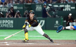 巨人対DeNA 7回裏巨人2死、バットがすっぽ抜け警告を受ける浦田俊輔(撮影･たえ見朱実)