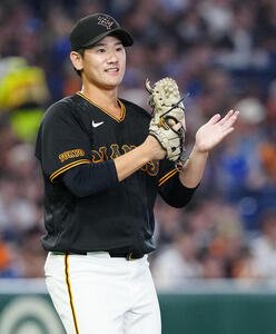 巨人対DeNA 2回表DeNA無死、吉川尚輝の好守で佐野恵太を二ゴロに仕留め、拍手する井上温大(撮影･江口和貴)