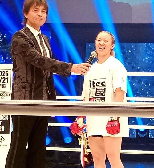 勝利者インタビューを受ける小林愛理奈
