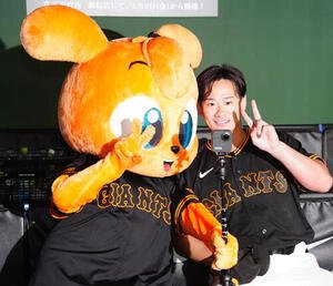 巨人対DeNA　試合後、キッズジャビット(左)と写真に納まる巨人井上温大(撮影･江口和貴)