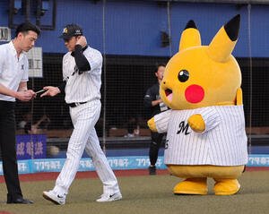 ロッテ対オリックス　メンバー表の最終確認でピカチュウを従えるロッテのサブロー監督(撮影･野上伸悟)