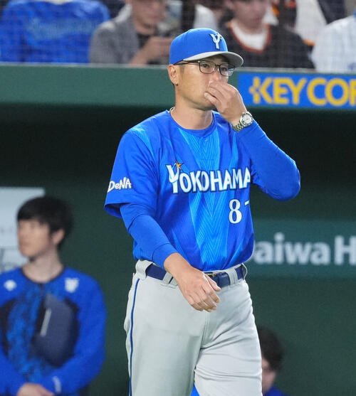 巨人対DeNA 8回裏開始前、選手交代を告げに向かうDeNA相川亮二監督(撮影･江口和貴)