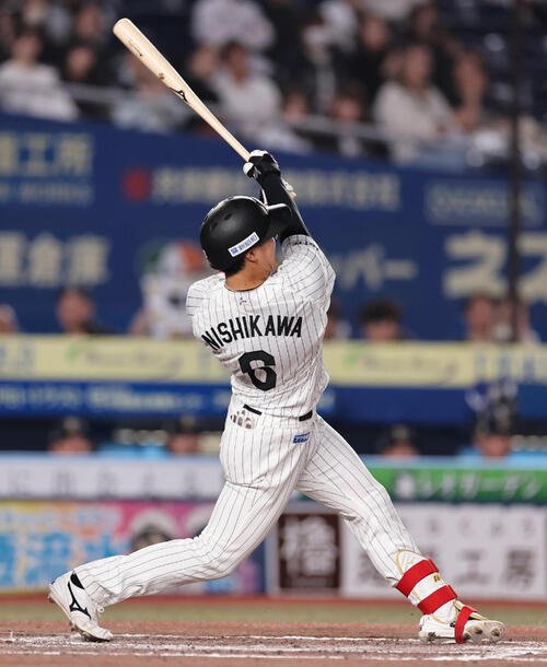 ロッテ対オリックス　7回裏ロッテ2死一、三塁、3点本塁打を放つ西川史礁(撮影･野上伸悟)