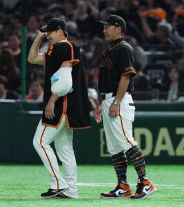 巨人対DeNA DeNAに勝利し今季3勝目を挙げた巨人井上温大(左)と笑顔を見せる巨人阿部慎之助監督(撮影･たえ見朱実)