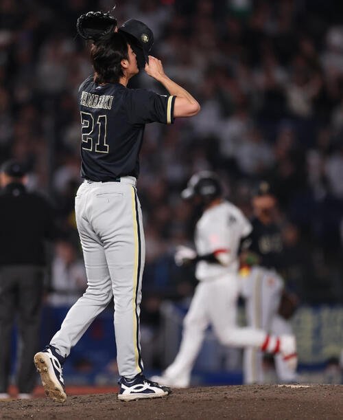 ロッテ対オリックス　7回裏ロッテ2死一、三塁、西川史礁に3点本塁打を許す山崎颯一郎(撮影･野上伸悟)