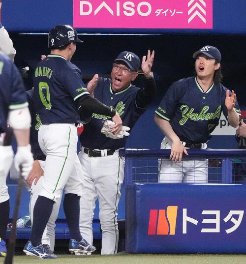 中日対ヤクルト　8回表ヤクルト2死二、三塁、池山隆寛監督(中央)は生還した並木秀尊を迎える(撮影･森本幸一)