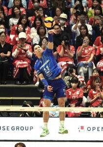 サントリー対大阪B　第2セット、サーブを放つ大阪B西田有志(撮影･小島史椰)