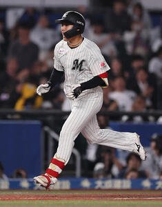 ロッテ対オリックス　7回裏ロッテ2死一、三塁、3点本塁打を放ち喜ぶ西川史礁(撮影･野上伸悟)